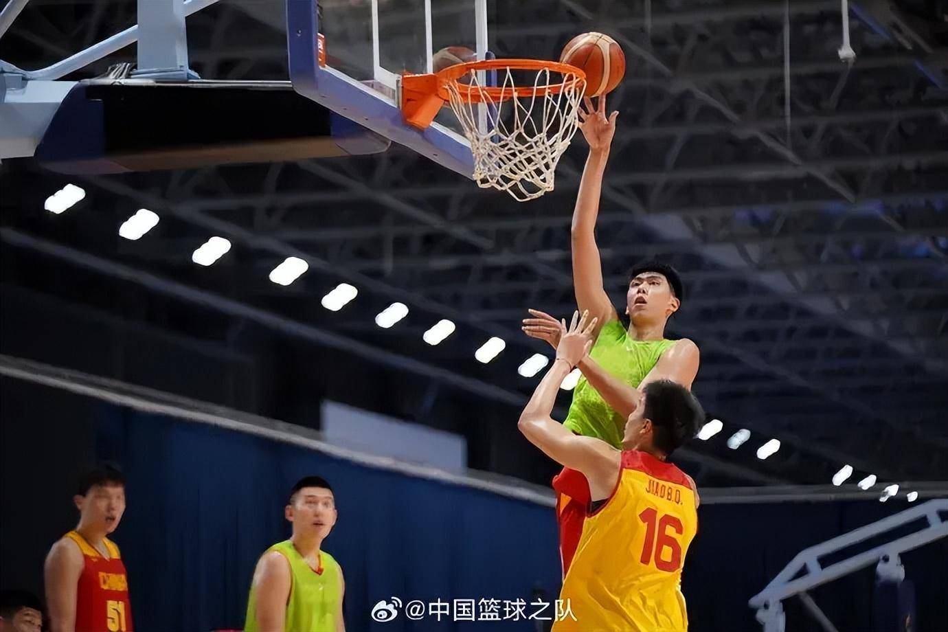 MK体育-篮球比赛中一名球员成功完成绝杀