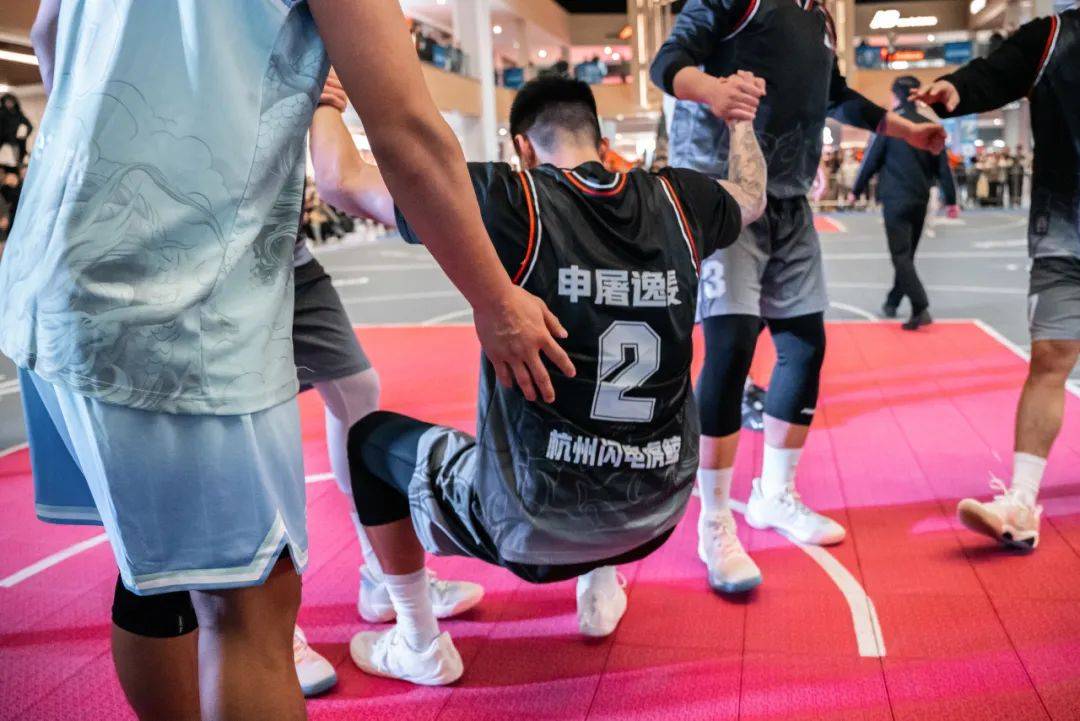 MK体育-篮球比赛中选手上演惊险绝杀取得胜利
