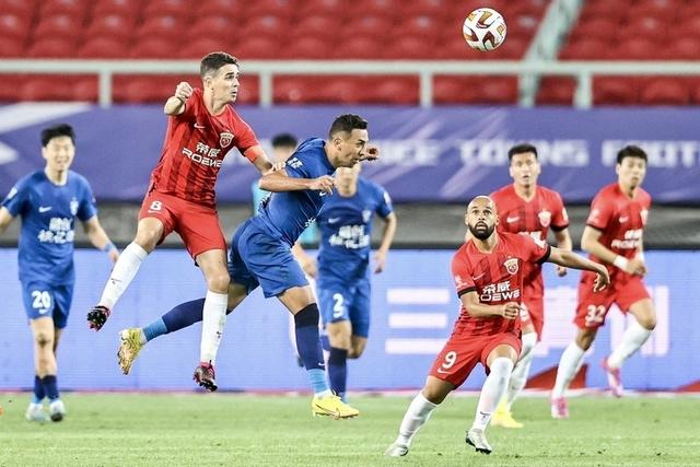 MK体育-激烈对决即将上演，球场上风起云涌